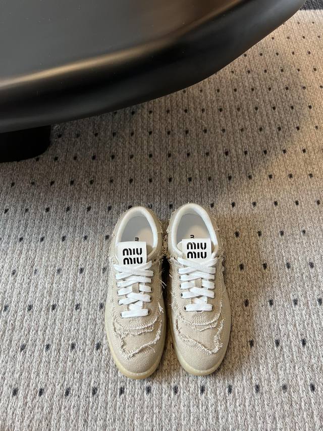顶级版本 Miumiu缪缪 复古 做旧 帆布休闲运动鞋 德训鞋 板鞋 原版购入开发 做货 颜值担当火爆款德训鞋 不得不入的一款 做旧时尚，简约高级 随意搭配上脚