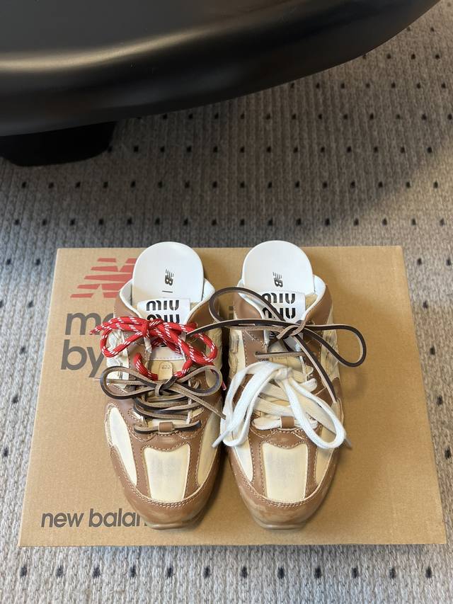 顶级版本 Miu Miu X New Balance 球鞋半拖款 大火的Miu运动鞋 终于出半拖了 简直是懒人福音 除了春夏已有的棕色以外，这个联名系列的半拖