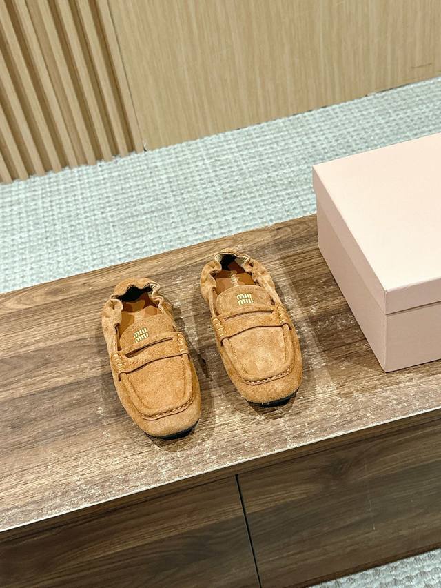 顶级版本 缪缪一脚蹬乐福松紧后跟百搭款 怎么穿都好看今夏时髦精最爱 特定丝光牛绒材质 牛皮内里 Size：35-40 40订做不退换