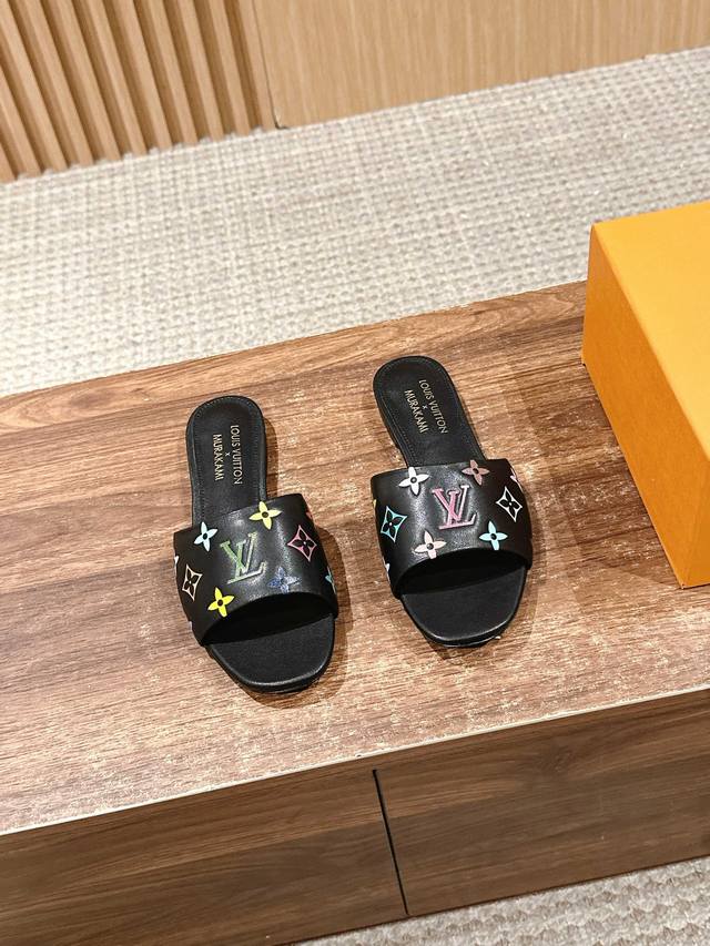 顶级版本 #路易威登春夏新品老花色 丹宁牛仔系列平跟凉鞋 小猫跟拖 复古上脚又好看 特定牛仔布材质 羊皮内里 真皮大底 Size：35-39 40 41定做不退
