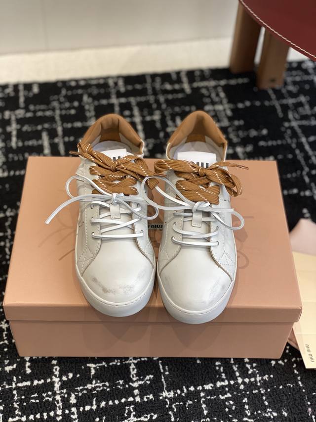 代购级 Miu Miu 25Ss 缪缪厚底饼干底 25Ss 春夏新款英伦风系带 小白鞋 休闲鞋 Miumiu秀场适当独一无二的擦色工艺工艺来自Miu Miu系列