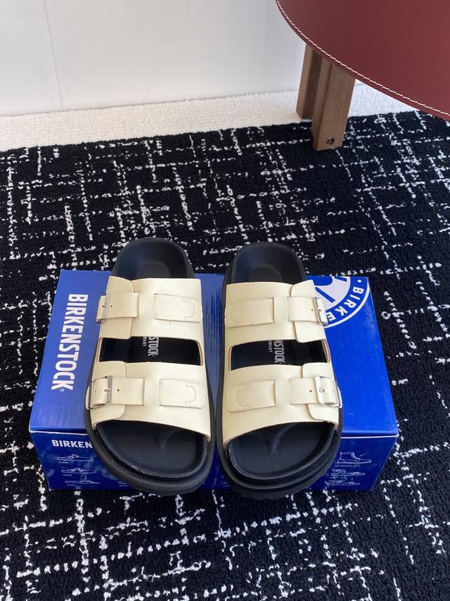代购级 Birkenstock 博肯 潮流时尚休闲拖鞋 人体工程学设计符合脚形的脚床，软木材质穿着超级轻便舒适，楦形线条优美，做工精致，长时间穿着不累脚。 略显