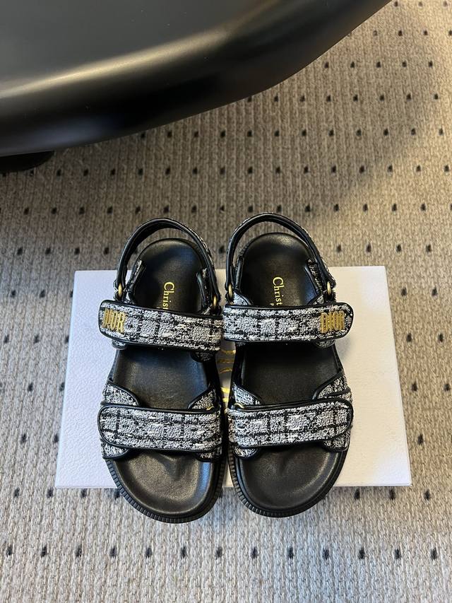 顶级版本 Dior Act魔术贴 拖鞋 凉鞋，舒适又有颜值，细节感十足，上脚也很舒服哟 比起小香，它更不容易撞款。小厚底款式时尚、搭配贴合脚型的内底，采用格外轻