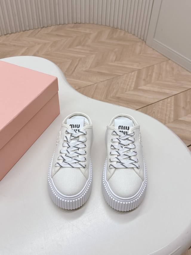 顶级版本 Miu Miu 缪缪 25Ss早春新款 厚底饼干鞋 半拖最新走秀款，经典升级 舒适度与时髦度并存 每个颜色搭配都好看，设计搭配不同风格需求 鞋面：原版
