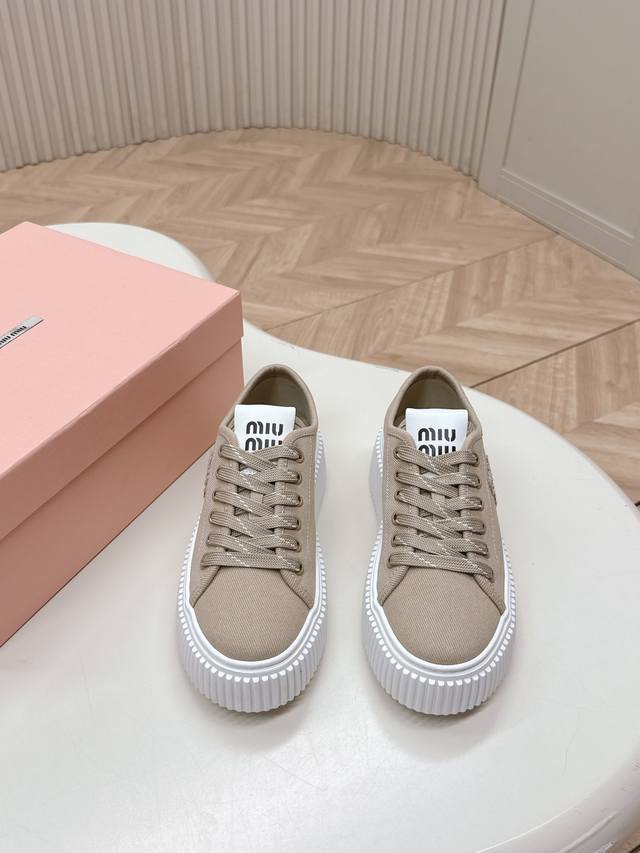 顶级版本 Miu Miu 缪缪 25Ss早春新款 厚底饼干鞋 最新走秀款，经典升级 舒适度与时髦度并存 每个颜色搭配都好看，设计搭配不同风格需求 鞋面：原版定制