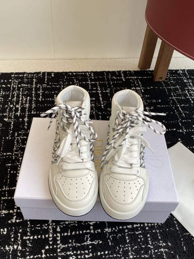 代购级 迪奥Dior C ' Est 25Ss 新款学院风休闲时尚高帮运动鞋 彰显醒目而时尚的风范。精心制作，鞋面侧边镂空设计风格搭配超级时尚，细节也增添一丝优