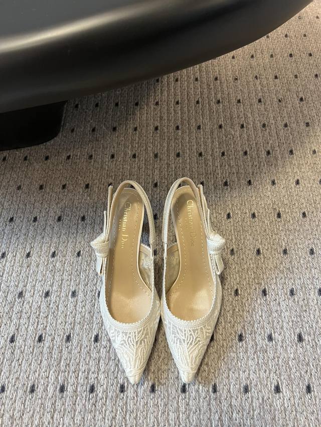 顶级版本 Dior 25Ss经典款尖头猫跟高跟鞋 彰显 Dior 精湛工艺的典范之作。采用黑色牛皮革精心制作。双色 J’Adior 刺绣饰带点缀以扁平蝴蝶结。搭