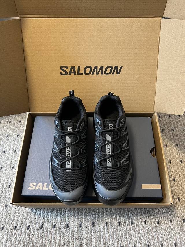 顶级版本 最新火爆款 Cdg X Salomon 萨洛蒙 联名款Xt-6 系列 增高厚底休闲运动鞋 联名鞋款依旧是黑白简约配色，鞋身上的品牌字样也体现出极简主义