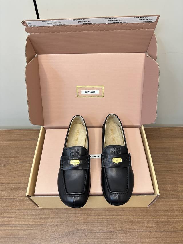 顶级版本 Miumiu ｜缪缪2025新款金币款乐福鞋 缪缪这是一款越看越上头的小皮鞋，配上袜子也是很有学院风一整个高级住了，又甜又酷，皮质也特别软而且版型特别