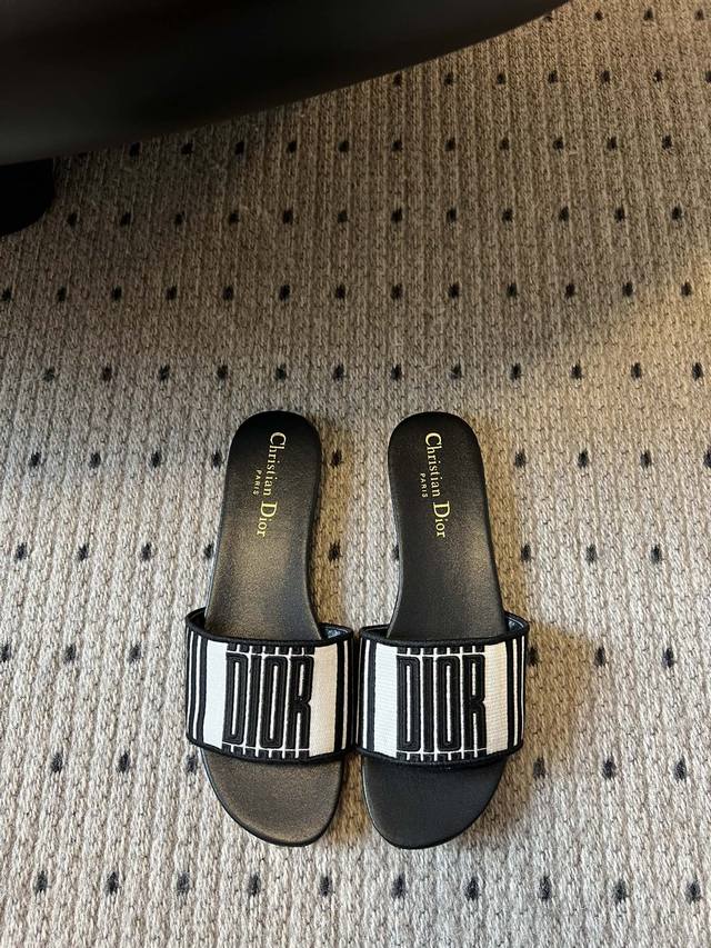 代购级 Dior 25Ss Dior Or Dway 经典款刺绣拖鞋 采用优雅的黑色调棉质面料精心制作，饰以金属光泽线刺绣和仿水晶。刺绣鞋面饰以 Christi