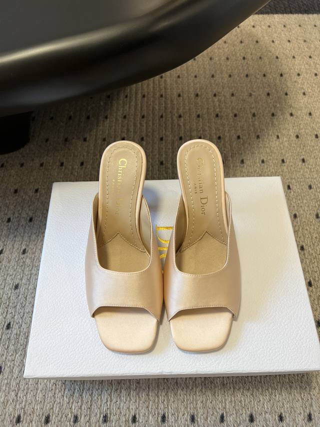 代购级 Dior 迪奥 25Ss珍珠跟鱼嘴高跟拖鞋 Dior 迪奥 春夏走秀新款Tribales系列女鞋 Cd明星同款时尚尖头珍珠字母Logo五金扣高跟单鞋 市