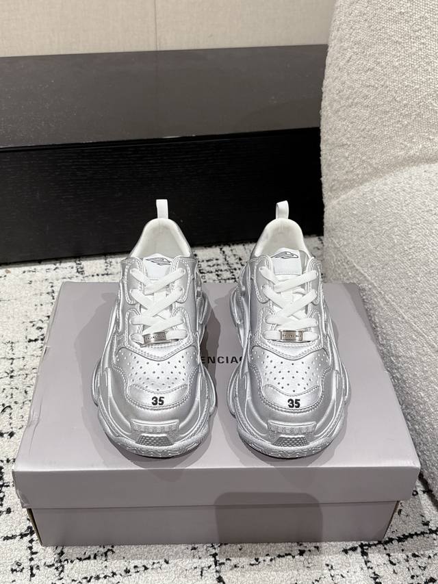 顶级版本 Balenciaga巴黎世家 25 Triple S 系带圆头做旧 女款 休闲 老爹鞋 原版购入开发 延续潮流跑鞋做旧老爹鞋，不管是从外观还是舒适轻盈
