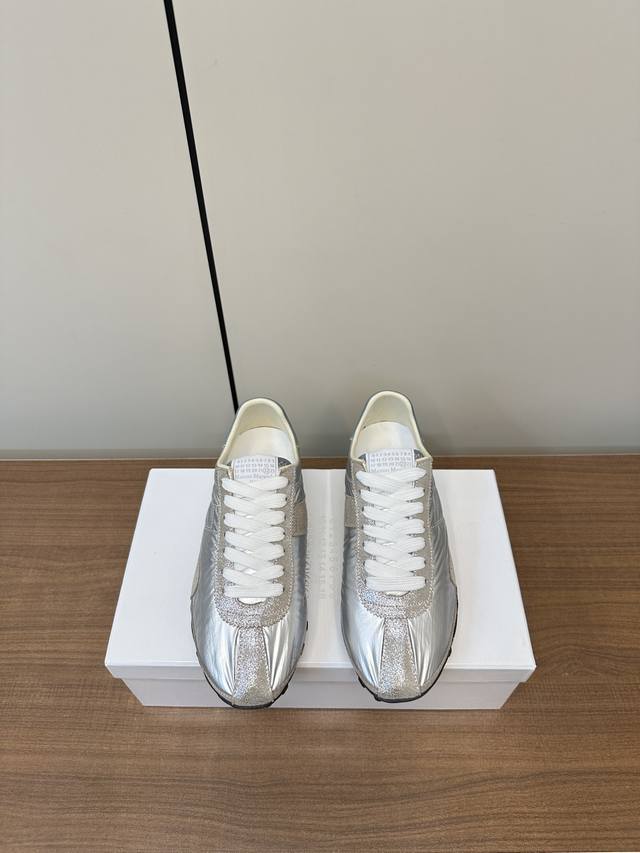 顶级版本 Maison Margiela 马吉拉2025春夏系列情侣款阿甘鞋德训鞋 新款Sprinters运动鞋轮廓采用做旧感尼龙与复古处理麂皮制成，灵感来源于