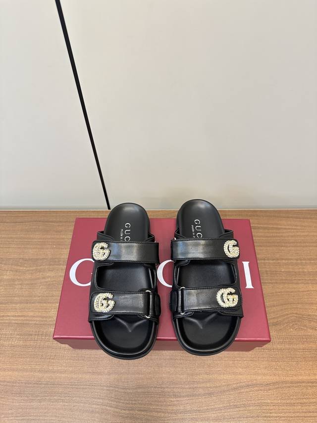 顶级版本 Gucci｜古琦女士双G钻扣凉拖鞋 这款凉鞋以Gg帆布匠心打造，缀饰一眼可辨的双G标识，配以浅金色调配件，为整个设计注入一抹精致优雅气息 原版定制牛皮