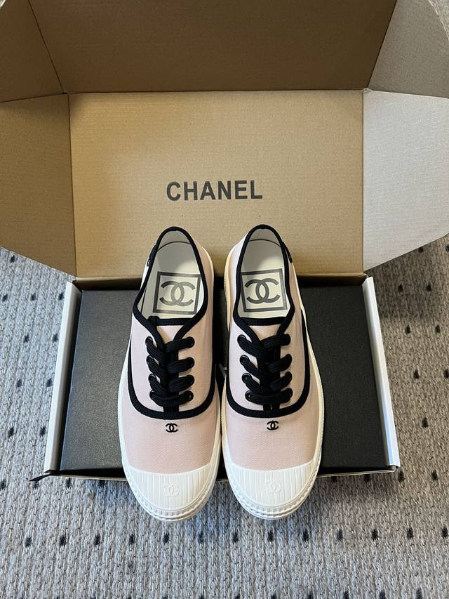 代购级 Chanel 25Ss香奈儿隐藏中古款帆布鞋 Vintage感满满，中古复刻款Get啦～帆布鞋适配春夏，黑白拼接就很Chanel。配合袜子就很复古学院的