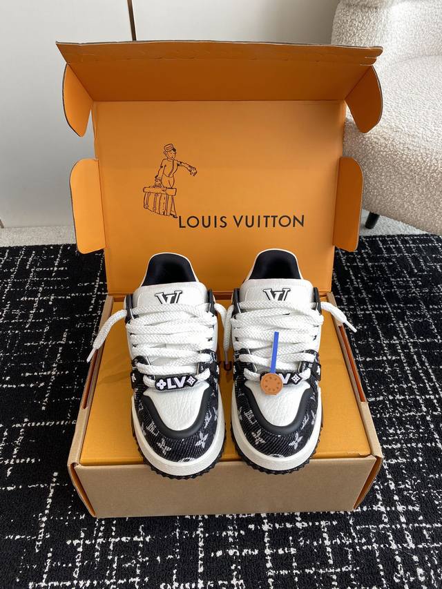 代购级 官网同步发货全套包装 Louis Vuitton 走秀款胖丁Trainer 龙年限定款 面包鞋 情侣款 胖Trainer打破颜色的单一变化 胖乎乎的超可