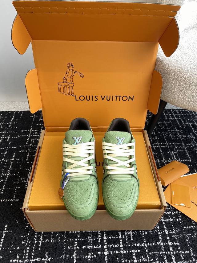 代购级 Louis Vuitton 驴家的爆款！Trainer板鞋，每个人都必须入的款，绝不后悔！ 超级百搭高级！什么衣服都好搭。最主要是超耐看的。 顶级代工厂