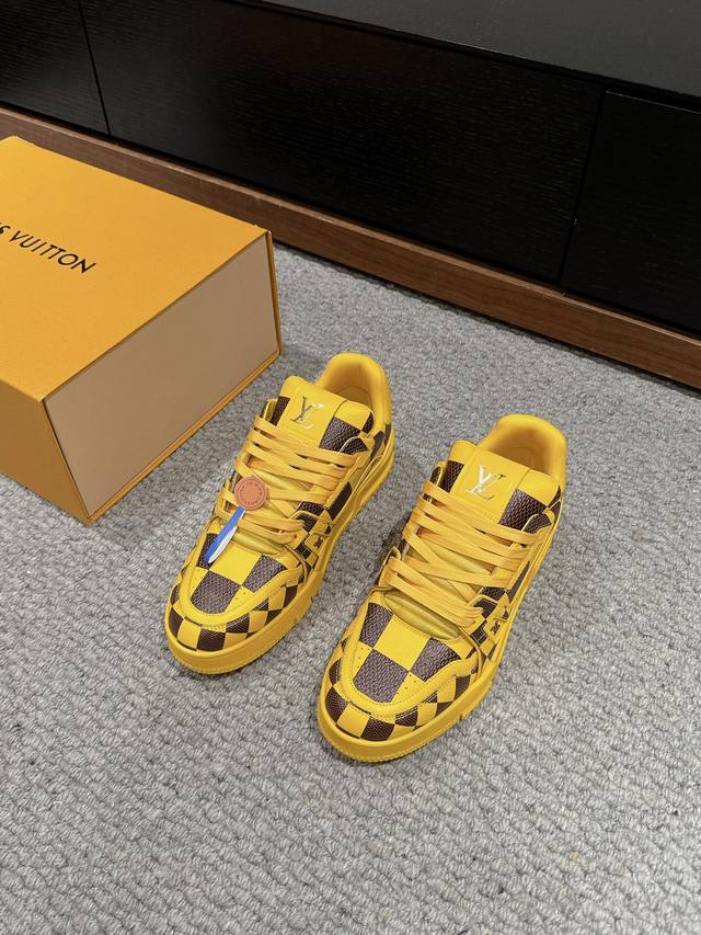 代购级别 Lv Trainer 新配色 经典棋盘格搭配两色，新颖出彩 情侣Size：Size：35-47 顶顶顶版本出货，