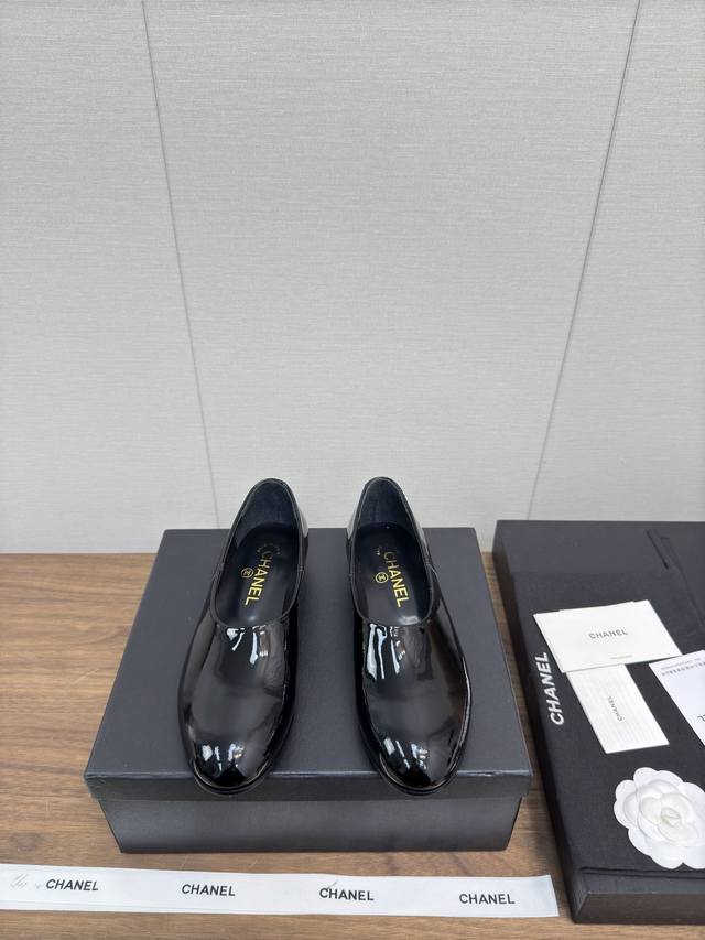 A 25C 早春款 乐福单鞋 便鞋 厚底 小皮鞋 顶级对版 四季乐福鞋 小香独特元素 链条搭配 小粗跟水台增高，上腿显细～轻奢时髦 上班 日常穿搭不累脚 面料：