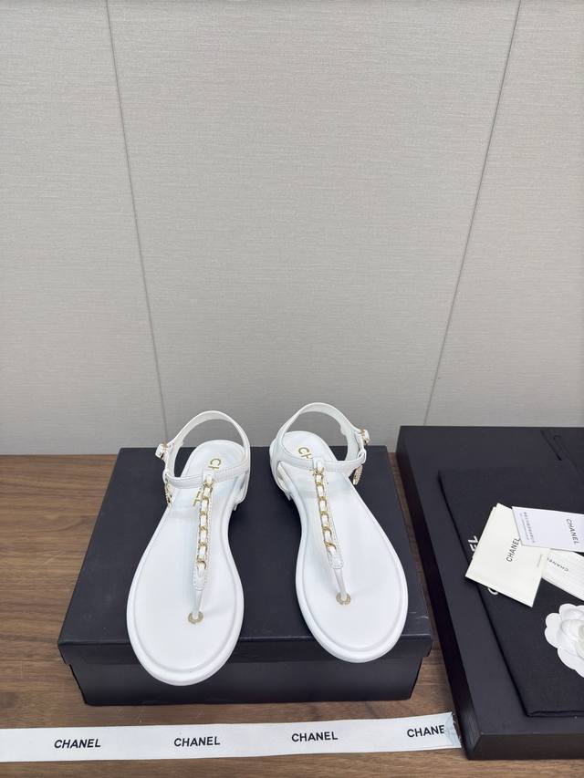 Chanel 25C 春夏走秀款 平底凉鞋 独家定制链条装饰 独特小香风格 轻奢时髦 精确到1：1 轻奢而不累脚、上脚可随意搭配春夏的服饰、更加彰显质感和品味、