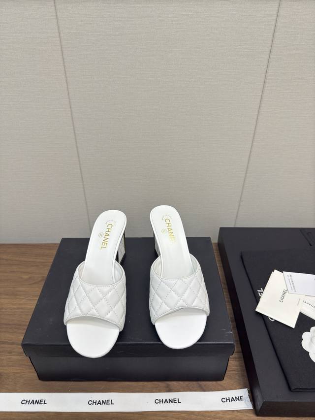 Chanel 25C 春夏走秀款 粗跟凉拖鞋 独家定制链条装饰 独特小香风格 轻奢时髦 精确到1：1 轻奢而不累脚、上脚可随意搭配春夏的服饰、更加彰显质感和品味