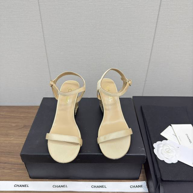 Chanel 25C 春夏走秀款 粗跟凉鞋 独家定制链条装饰 独特小香风格 轻奢时髦 精确到1：1 轻奢而不累脚、上脚可随意搭配春夏的服饰、更加彰显质感和品味、