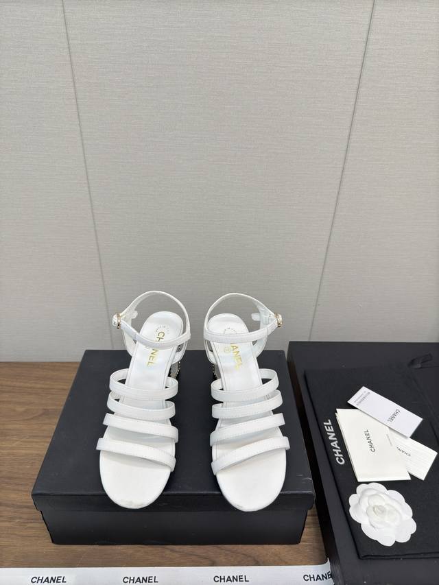 Chanel 25C 春夏走秀款 粗跟罗马凉鞋 独家定制链条装饰 独特小香风格 轻奢时髦 精确到1：1 轻奢而不累脚、上脚可随意搭配春夏的服饰、更加彰显质感和品