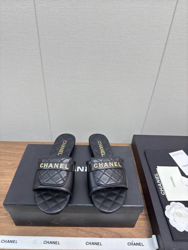 Chanel 香奈儿25C 新款 菱格平底拖鞋 顶级版本 春 夏天必入的凉拖系列 上脚超级美丽优雅 原版定制编制 材质鞋面 内里垫脚是丝绸羊皮 意大利进口真皮大