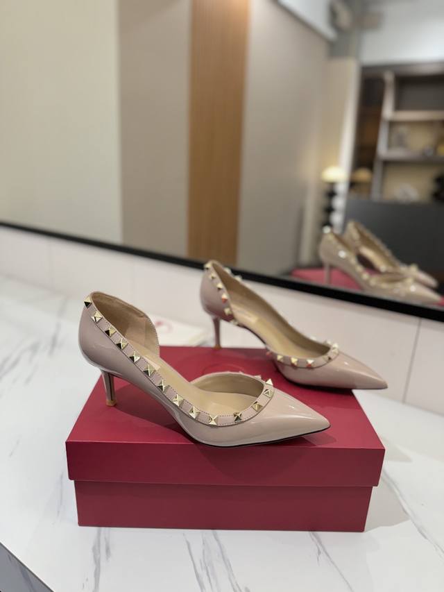 出厂价Pp： Valentino 华伦天奴铆钉 Vt经典单鞋，顶级复刻！侧身弧线完美，原版开模定制不生锈铆钉 特别有质感的五金衬托出满满的高级感，带给您正品级的