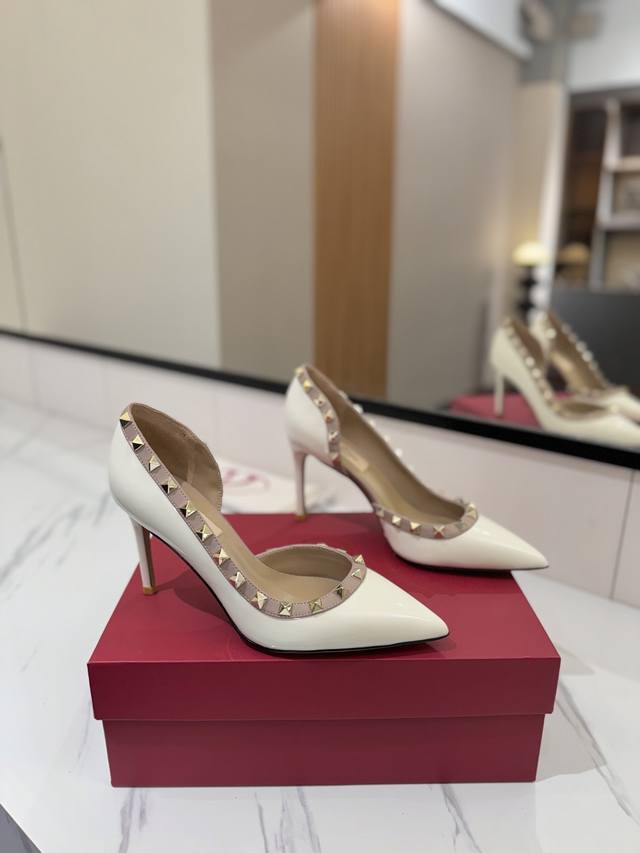 出厂价Pp： Valentino 华伦天奴铆钉 Vt经典单鞋，顶级复刻！侧身弧线完美，原版开模定制不生锈铆钉 特别有质感的五金衬托出满满的高级感，带给您正品级的