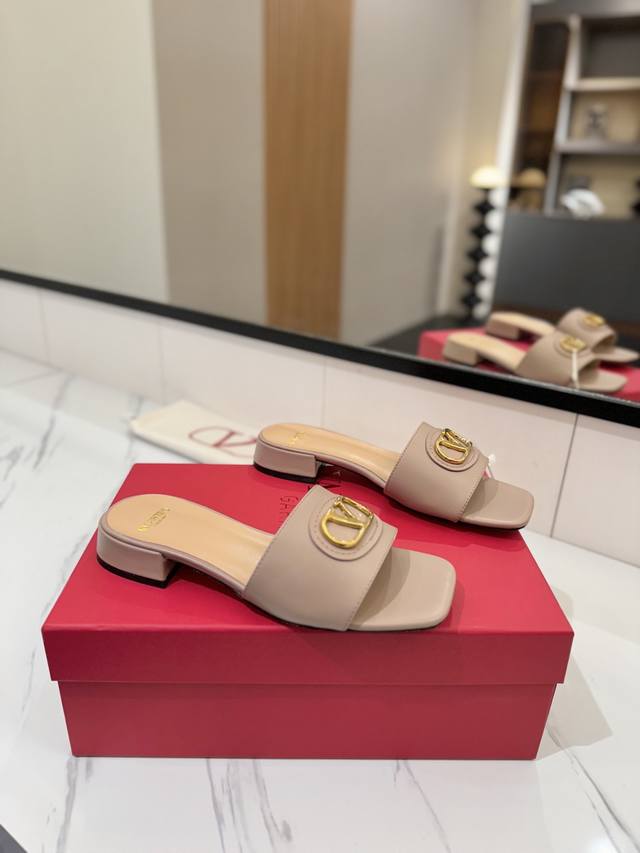 出厂价Pp： Valentino 2025华伦天奴最新 早春新款新V扣平底拖鞋， 专柜原版购入1:1复刻，绝对高品质，欢迎对比 1鞋面:顶级小牛皮 2内里:混种