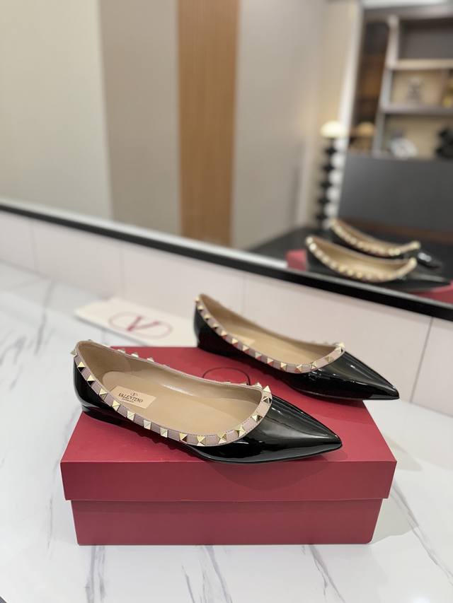 出厂价Pp： Valentino 华伦天奴铆钉 Vt经典尖头平底单鞋，顶级复刻！侧身弧线完美，原版开模定制不生锈铆钉 特别有质感的五金衬托出满满的高级感，带给您