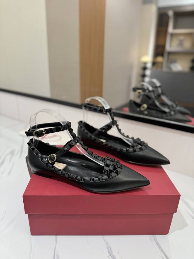 出厂价Pp： Valentino 华伦天奴铆钉 Vt经典永不过时尖头平底凉鞋，顶级复刻！侧身弧线完美，原版开模定制不生锈铆钉 特别有质感的五金衬托出满满的高级感