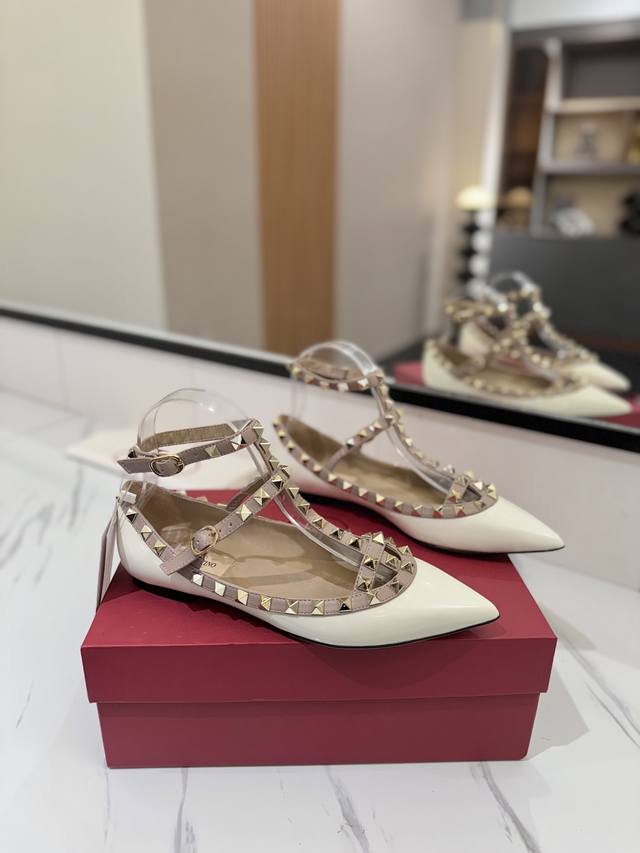 出厂价Pp： Valentino 华伦天奴铆钉 Vt经典永不过时尖头平底凉鞋，顶级复刻！侧身弧线完美，原版开模定制不生锈铆钉 特别有质感的五金衬托出满满的高级感
