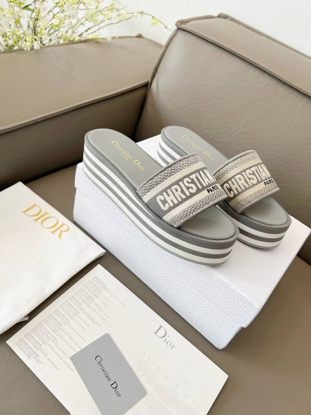 热卖价 Dior 迪奥 春夏新款 Ivieta Dway 果冻色平底一字拖拼色女鞋 Cd字母Logo立体刺绣厚底圆头露趾拖鞋 原版开发市面顶级版本，脚感柔软细腻