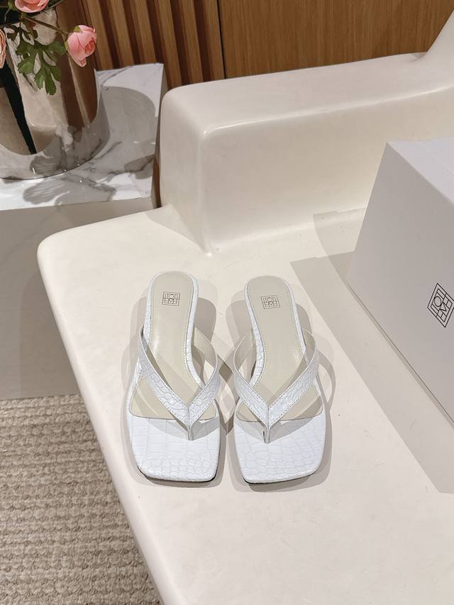 厂价 小众潮牌The Row25Ss新品 夹脚人字拖鞋 夏天最值得入手的简约单品 自带高级气场的拖鞋 舒适又好穿 搭配裙装裤装率性洒脱 日常度假都是必不可少，