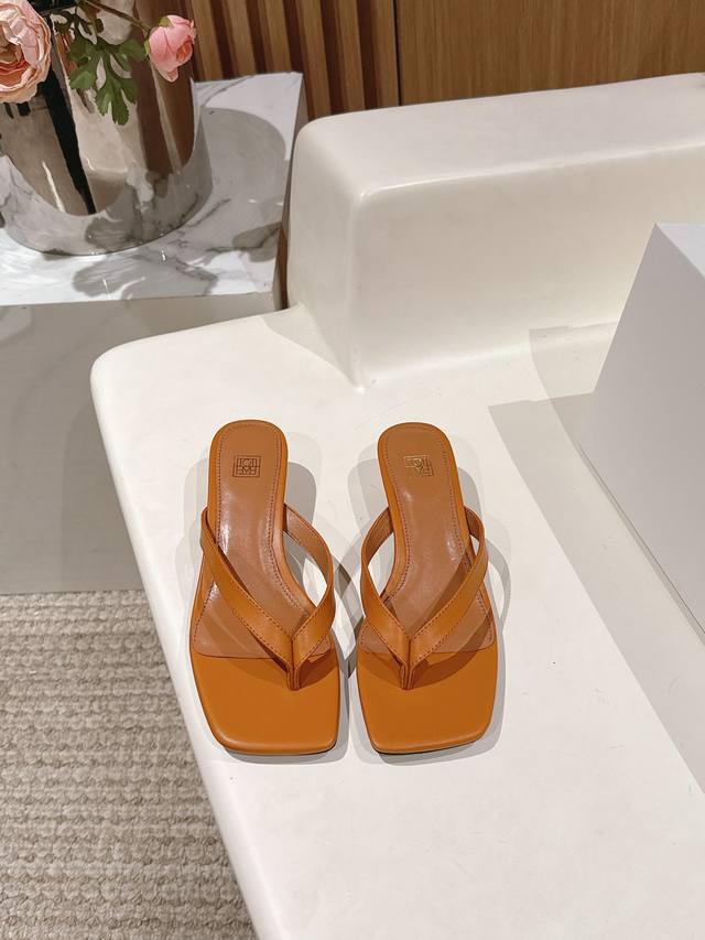 厂价 小众潮牌The Row25Ss新品 夹脚人字拖鞋 夏天最值得入手的简约单品 自带高级气场的拖鞋 舒适又好穿 搭配裙装裤装率性洒脱 日常度假都是必不可少，