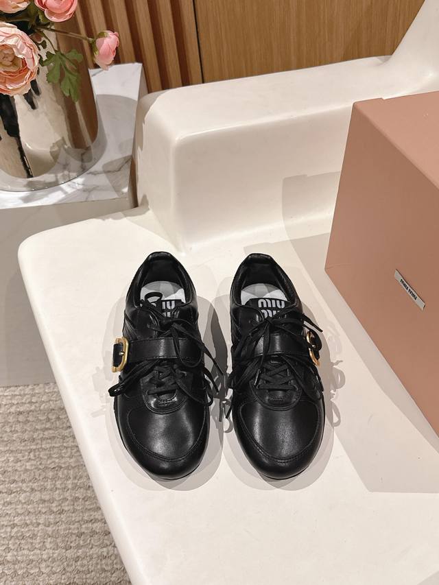顶级版 Miumiu 缪缪 Miu Miu 运动鞋 早春发售前先近赏同样是在十月的巴黎时装周，又被眼尖的粉丝们看见了 Miu Miu 的续作！经典的老爹鞋款式