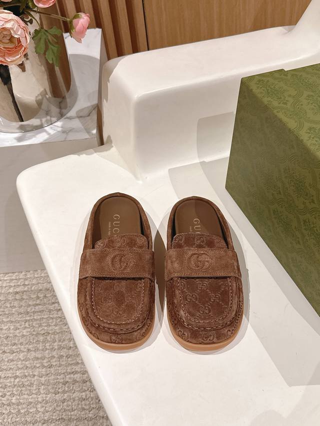 顶级版 Gucci 2025新品厚底互扣式刺绣大G横带穆勒鞋 勃肯半拖 官网同步 原版一比一复刻 最高版本 全新系列聚焦基础廊形与经典细节 这款便鞋选用品牌独具
