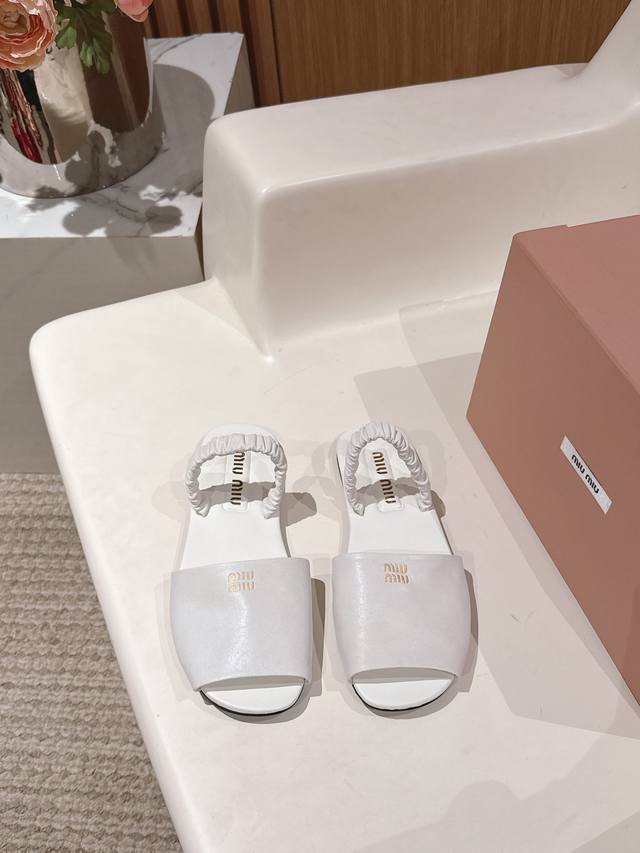 厂价 Miumiu25Ss春夏新品凉鞋 度假风满满 简单又复古 软绵绵的脚感真的太爱了！ 上脚轻盈舒适又时髦！ 面料采用原版定皮料 内里垫脚均为羊皮 原版开模定