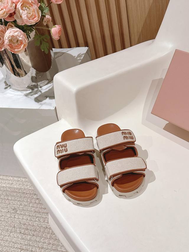 出厂价P : Miumiu缪缪2025新款拖鞋系列上新 舒适度与时髦度并存的开挂全新系列，设计搭配，简约大方，百搭时尚！ 鞋面：原版定制材料电绣牛皮 内里: 原