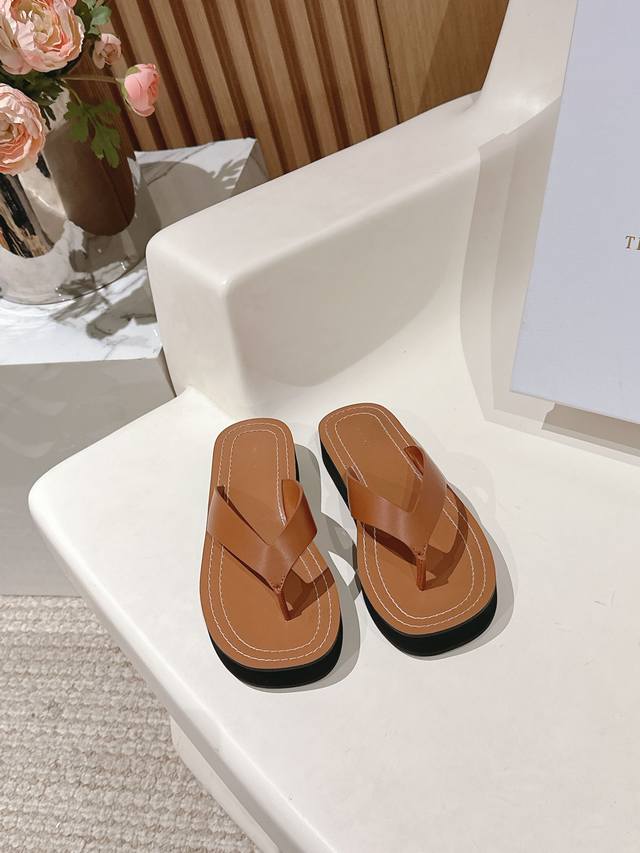 厂价 小众潮牌The Row25Ss新品 夹脚人字拖鞋 夏天最值得入手的简约单品 自带高级气场的拖鞋 舒适又好穿 搭配裙装裤装率性洒脱 日常度假都是必不可少，