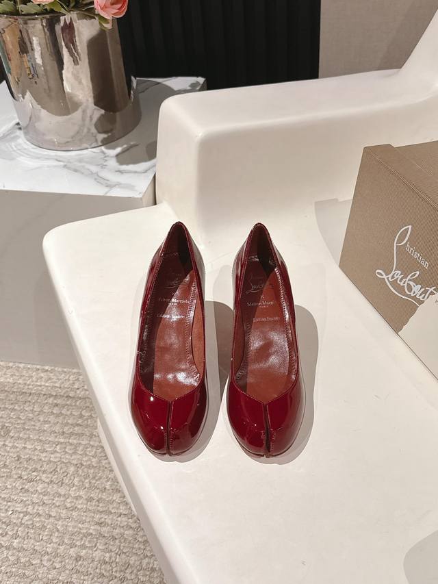 Christianlouboutin路铂廷 Cl马吉拉联名红底鞋‖ 全球限量！来自拉斯维加斯的祝福灵感来自拉斯维加斯的炫彩霓虹 手工制作，精致工艺收藏级作品 绝