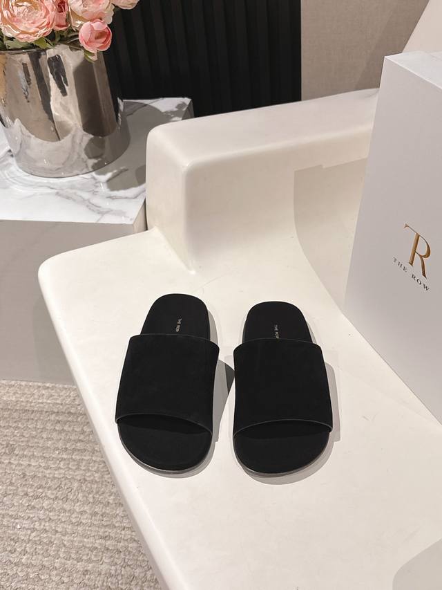 出厂价P The Row 25Ss新款一片式拖鞋 第一眼看到这个鞋子就爱上了，带点复古味随意搭配都好看，一贯极简风格，没有任何Logo点缀，简单即是高级，这款绝