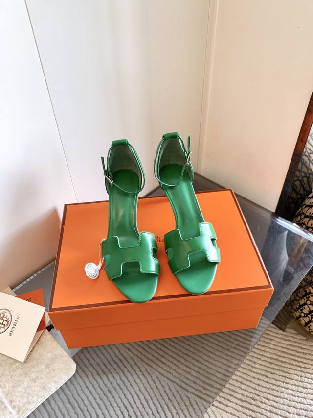 Hermes专柜 春夏新款 Glamour 凉鞋，经验匠人手工制作，高端制造还原正品 2025Ss 超级美爆 Kelly扣高跟凉鞋，精致优雅的衬托女性线条，完美