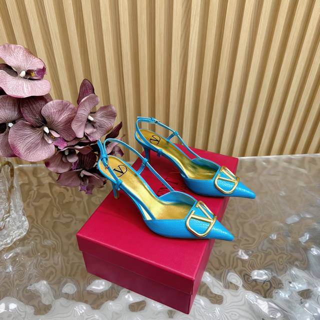 2025走秀款高版本Valentino 针织钩花工艺 波西米亚风凉鞋高跟 绝美的质感 非常好搭配，任何季节可穿 华伦天奴此系列演绎全新时尚魅力 延续超高跟设计，