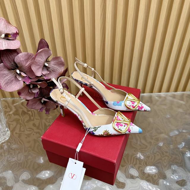 2025走秀款高版本Valentino 针织钩花工艺 波西米亚风凉鞋高跟 绝美的质感 非常好搭配，任何季节可穿 华伦天奴此系列演绎全新时尚魅力 延续超高跟设计，