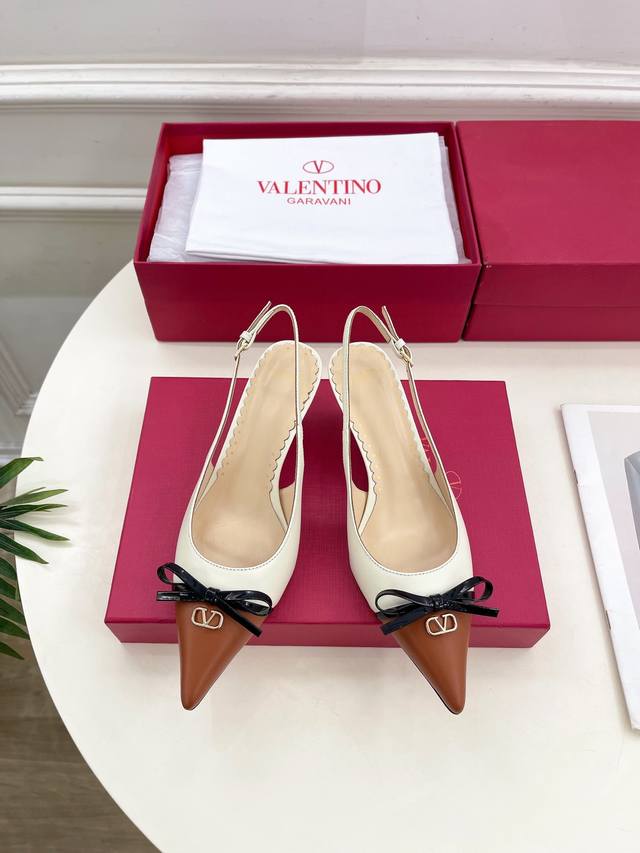 Valentino 华伦天奴 2025Ss早春新品 V扣蝴蝶结拼色高跟凉鞋上新 Valentino Garavani 的经典“Roman Stud”系列以全新的
