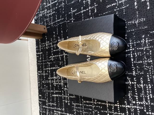 代购级 Chanel 25Ss 春夏系列 玛丽珍 芭蕾舞鞋 非常火的大双C设计手工车线非常耗时耗力 独特大底双拼做法 玫红色底贴让你不经意露出亮点大底车线永不脱