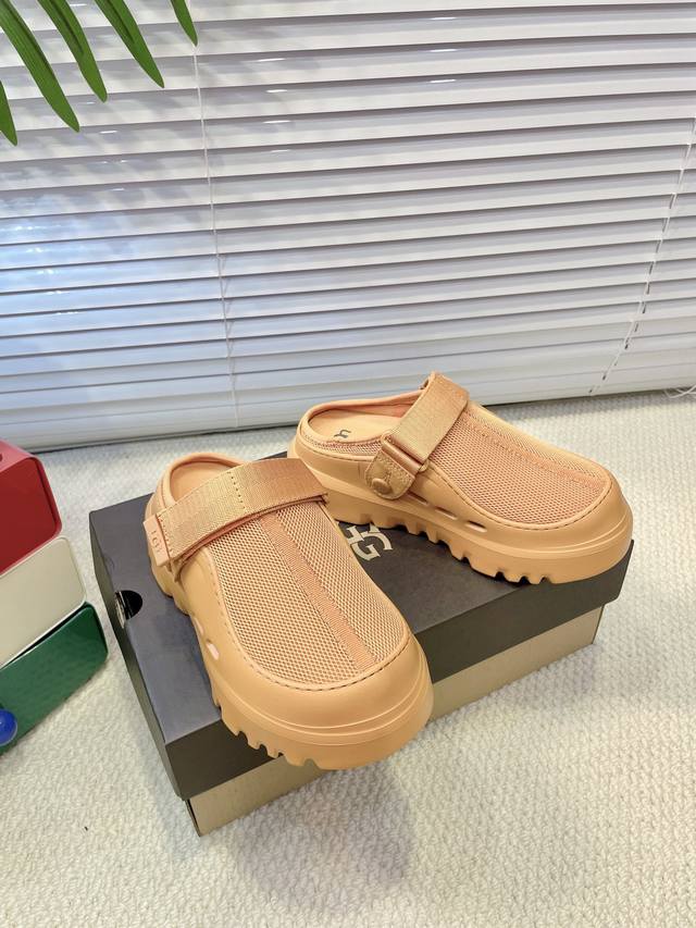 Ugg 2025Ss官网最新，推出的炫金款半包厚底拖鞋 Hanni同款厚底太爱了，又特别轻便好穿，搭配袜子有种甜度超标少女感 多巴胺色系，魔术贴设计，更贴合脚背
